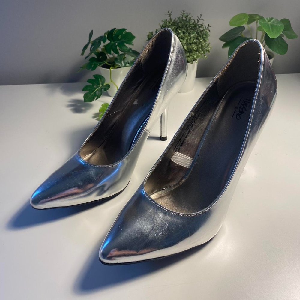 Super trendy silver pointed toe heel !!!